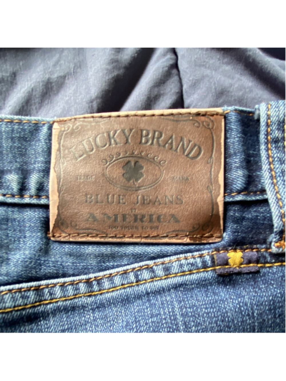 Lucky Brand Men’s Straight Athletic Fit Blue Medium Wash Stretch Denim Jeans - Picture 12 of 12